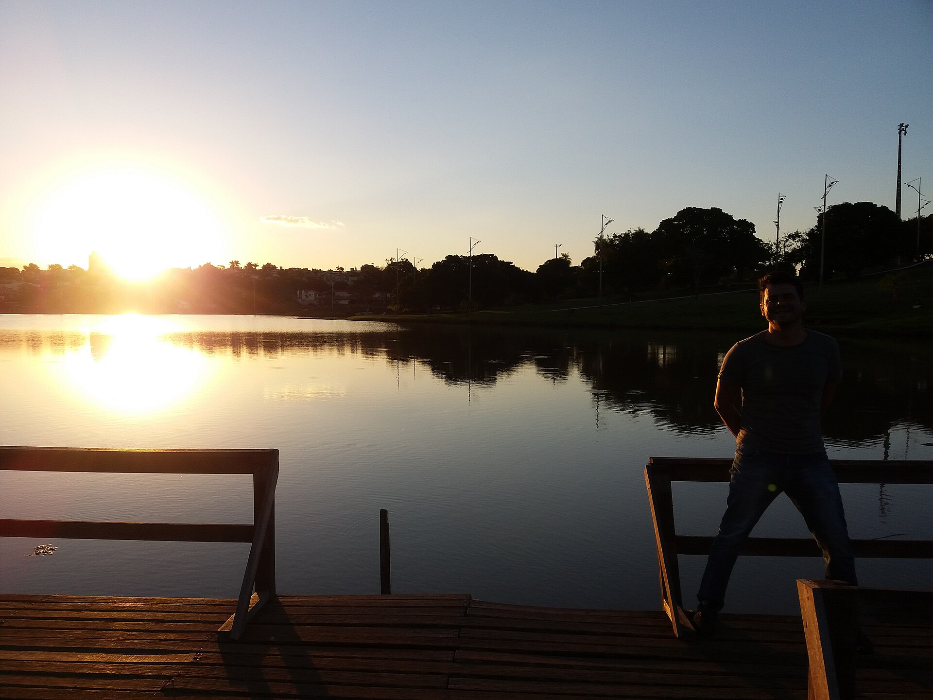 Pôr do sol no lago do Parque das Nações Indígenas