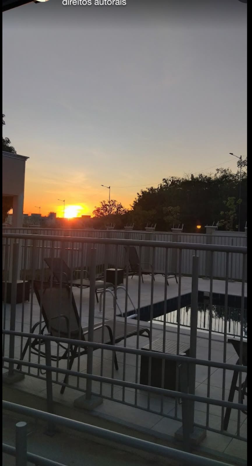 Pôr do sol visto da sacada do apartamento